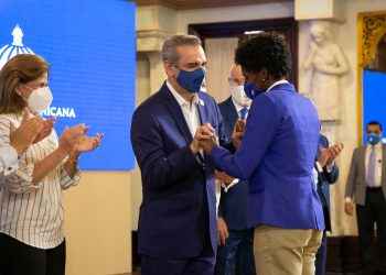 Abinader entrega más de 50 millones de pesos a atletas que participaron en las Olimpiadas de Tokio 2020