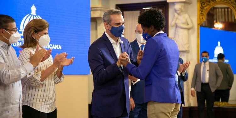 Abinader entrega más de 50 millones de pesos a atletas que participaron en las Olimpiadas de Tokio 2020
