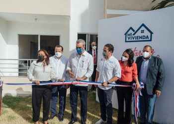 Presidente Abinader y ministro Bonillo entregan proyecto mi vivienda Colinas del Arroyo II en SDN