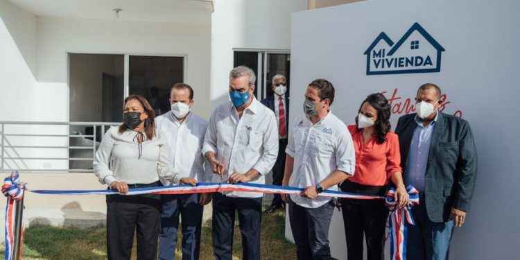 Presidente Abinader y ministro Bonillo entregan proyecto mi vivienda Colinas del Arroyo II en SDN