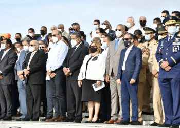 Al pie del Monumento alegórico rinden tributo a héroes restauradores