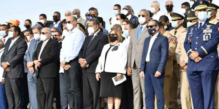 Al pie del Monumento alegórico rinden tributo a héroes restauradores
