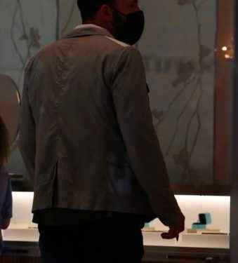 Captan a Ben Affleck buscando anillos de compromiso ¿el segundo para JLo?