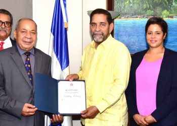 Camboy Estévez gloria de la música popular dominicana reconocido en el consulado de NY