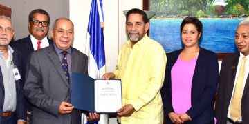Camboy Estévez gloria de la música popular dominicana reconocido en el consulado de NY