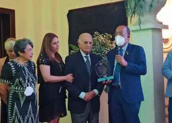 Clínica San Cristóbal reconoce galenos en su día, realiza homenajes póstumos