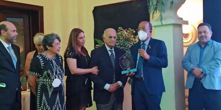 Clínica San Cristóbal reconoce galenos en su día, realiza homenajes póstumos