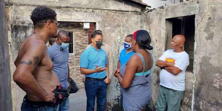 Diputado Elías Matos acude en auxilio de familia que perdió su casa por un incendio