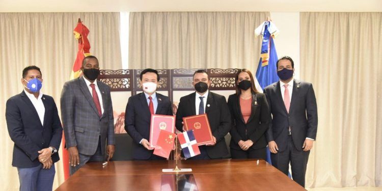 Embajada de China entrega “donación solidaria” al Hospital Ney Arias Lora