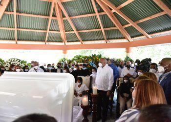 Sepultan a Benjamín Fulcar, padre del ministro de Educación