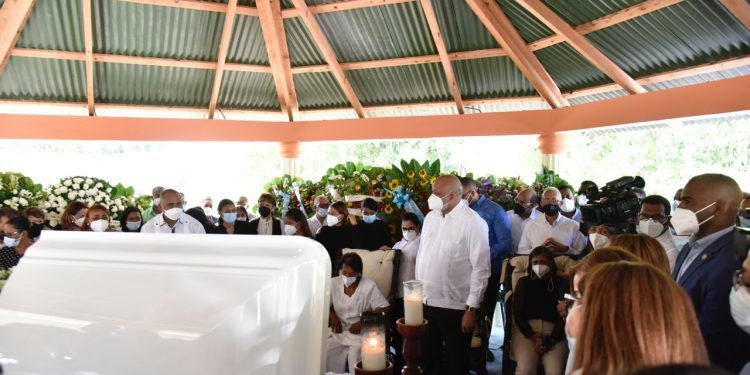 Sepultan a Benjamín Fulcar, padre del ministro de Educación