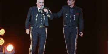 ¡Ánimo jefe! Le dice Alejandro Fernández a su padre