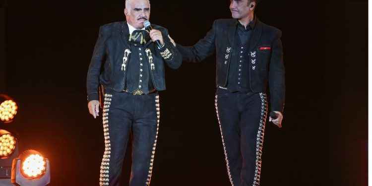 ¡Ánimo jefe! Le dice Alejandro Fernández a su padre