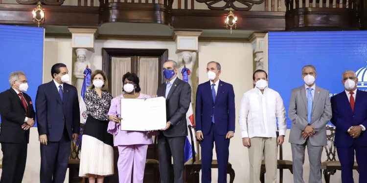 Gobierno cumple con entrega de recertificación médica