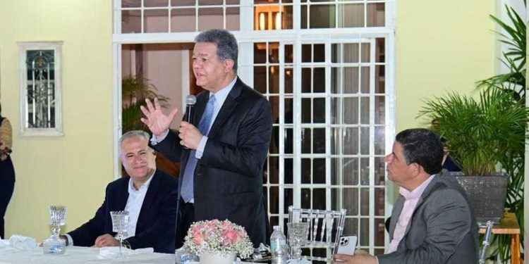 Leonel Fernández es recibido por la Tertulia Filosófica y Cultural, en la residencia de Domínguez Brito