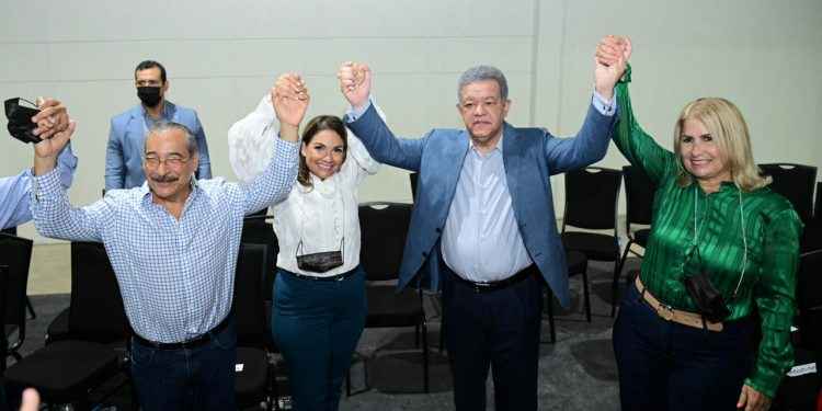 Leonel juramenta en la Fuerza del Pueblo  diputada número 17 Ivannia Rivera