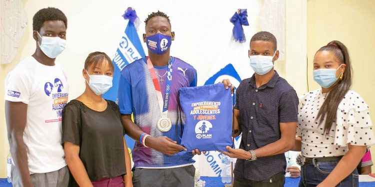 Organización Plan Internacional hace reconocimiento a Lidio Feliz, medallista olímpico Tokio 2021 en Barahona