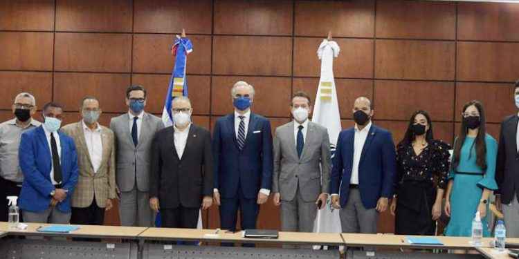 Ministro de Trabajo juramenta miembros de la Comisión Nacional de Empleo