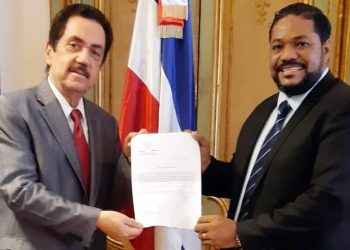 Cónsul Nelson Carela recibe las Letras Patentes y Notas Verbales de la República de Italia