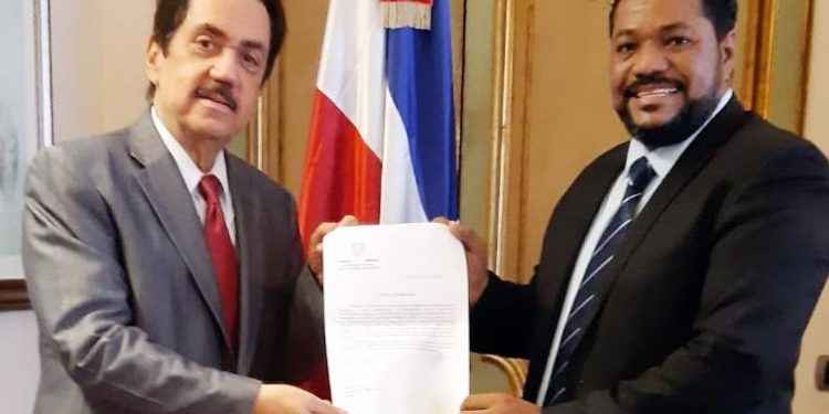 Cónsul Nelson Carela recibe las Letras Patentes y Notas Verbales de la República de Italia