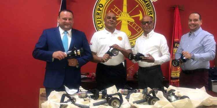 Patronato entregan pistones para elevar la presión de agua de mangueras  para sofocar incendios