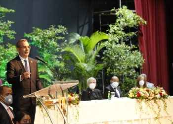 Presidente Abinader exhorta jóvenes graduados del Loyola, ser honestos en la vida