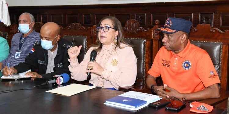 Gobernación y la Defensa Civil preparan organismos de emergencia de Santiago ante aviso de posible tormenta