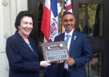 Embajadora dominicana en EEUU recibe llave de la ciudad de Lawrence