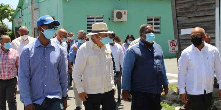 Tony Peña Guaba visita instalaciones del INTABACO