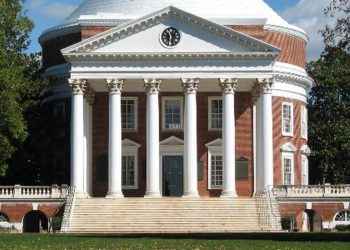 Universidad de Virginia dio de baja a más de 200 estudiantes por no vacunarse contra el COVID-19