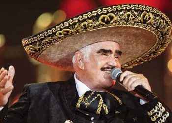 Vicente Fernández continúa hospitalizado tras una caída, sus médicos indican que está «estable»