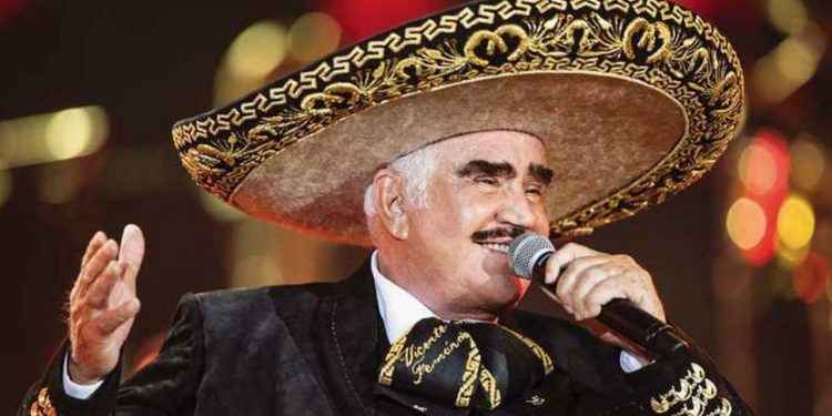 Vicente Fernández continúa hospitalizado tras una caída, sus médicos indican que está «estable»