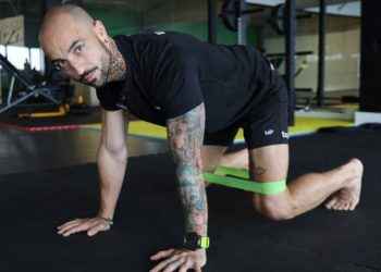Si te da pereza entrenar prueba, este ejercicio (sólo necesitas una goma)