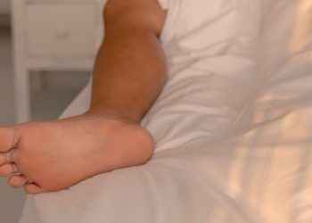 ¿Por qué sacamos un pie de la cama para dormir?