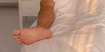 ¿Por qué sacamos un pie de la cama para dormir?