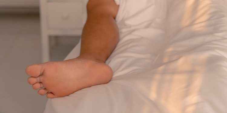 ¿Por qué sacamos un pie de la cama para dormir?