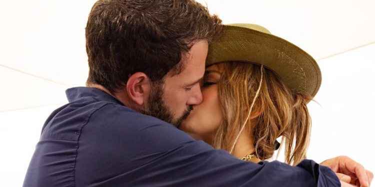 Lujo, erotismo y cuerpos perfectos: el show de “Bennifer” o un romance a medida de las redes sociales