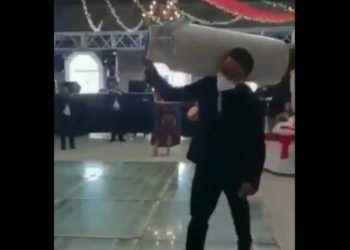 Padrino regala un tanque de gas a los novios y se hace viral