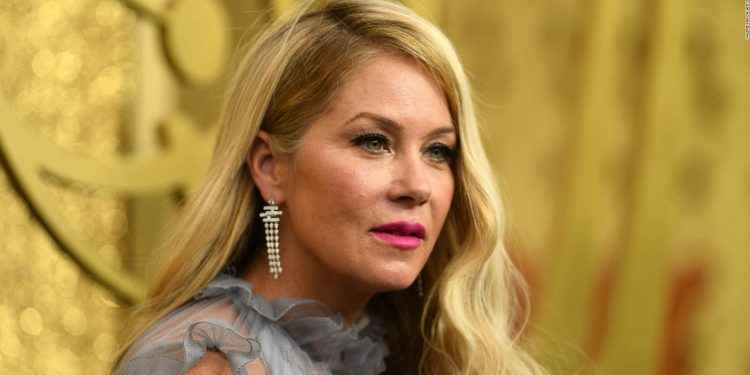Actriz Christina Applegate revela que tiene esclerosis múltiple