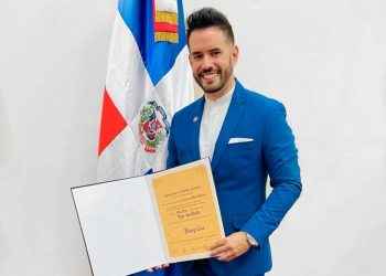 Manny Cruz es declarado hijo predilecto de Santo Domingo