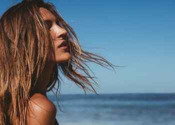 Por qué los peinados con raya en verano favorecen la caída del pelo en otoño