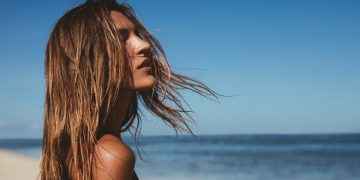 Por qué los peinados con raya en verano favorecen la caída del pelo en otoño