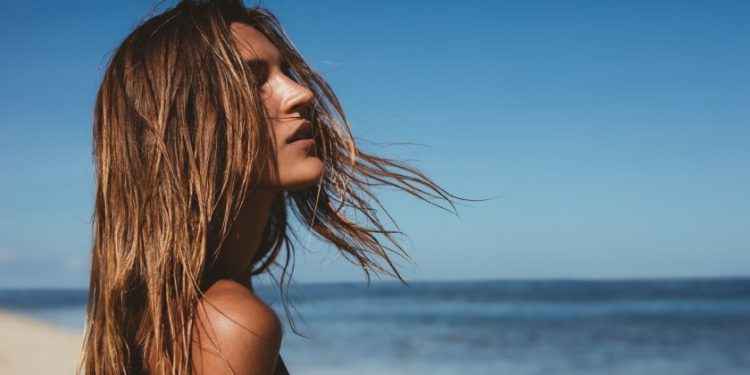 Por qué los peinados con raya en verano favorecen la caída del pelo en otoño