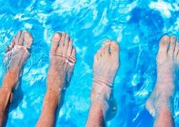 Infecciones en la piscina: así debes proteger tus pies