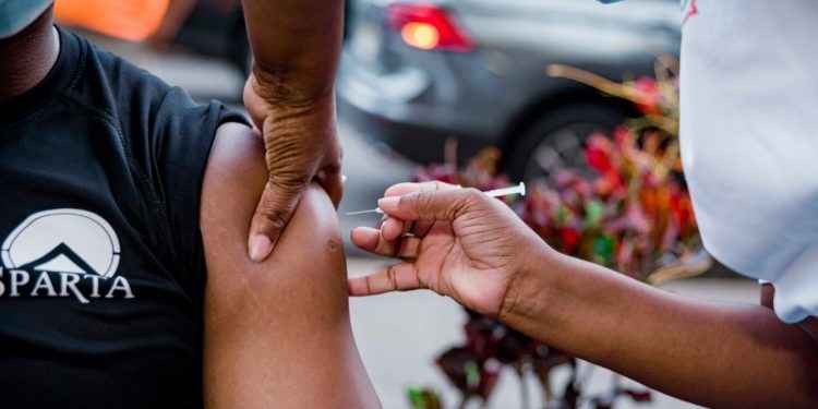 Gabinete de Salud dispone jornada nocturna de vacunación en el Gran Santo Domingo y Santiago