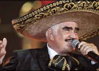 Vicente Fernández recupera ligera movilidad tras caída