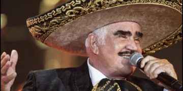 Vicente Fernández recupera ligera movilidad tras caída