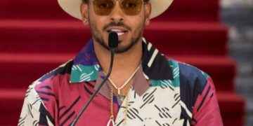 Ozuna: come «pica pollo», motiva a vacunarse y alza su voz por comerciantes de Las Terrenas