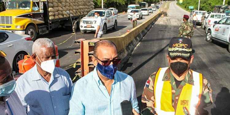 Ministro de OP supervisó personalmente servicios Programa de Asistencia Vial en la autovía Del Coral