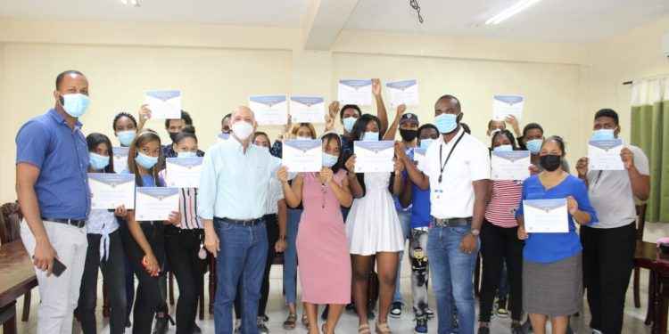 Centros Tecnológicos Comunitarios capacita a jóvenes en reparación de celulares